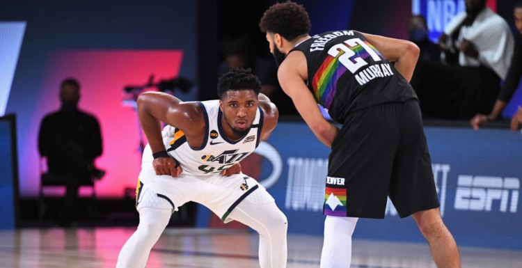 在压力下保 在压力下保